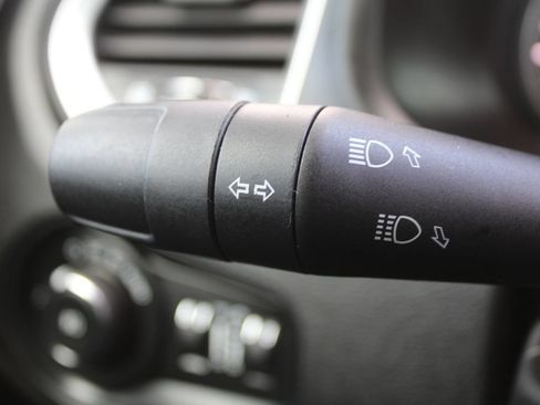 Used 2021 Jeep Renegade Latitude FWD image 27