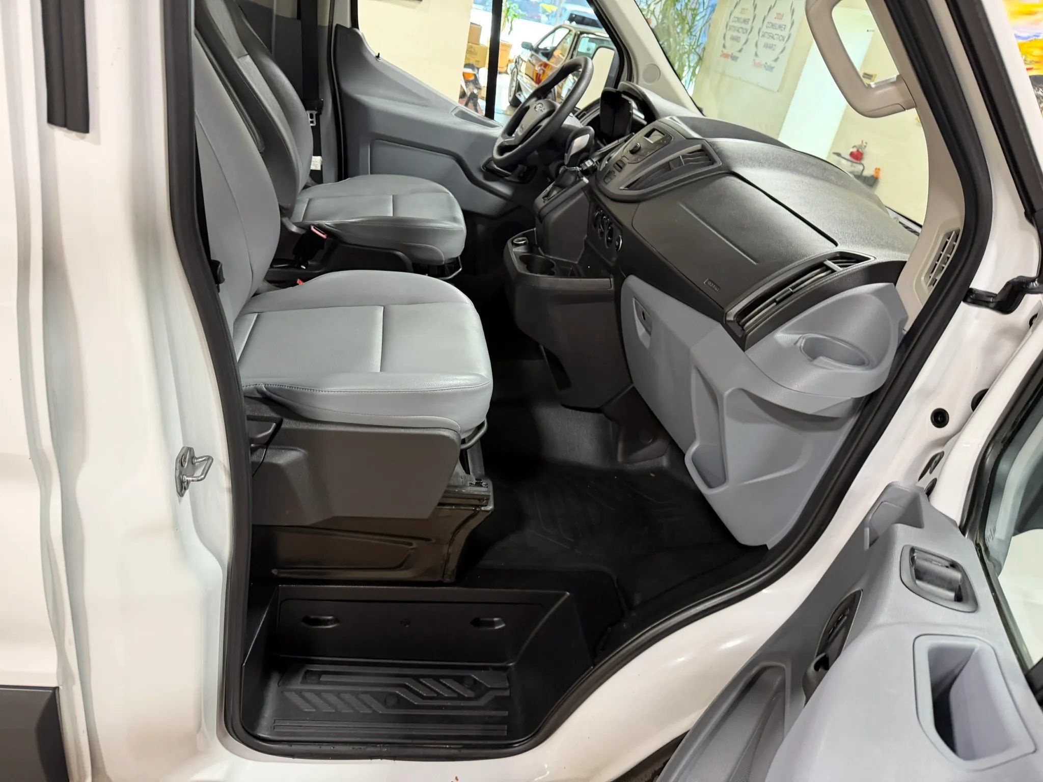 Used 2018 Ford Transit 150 XL RWD image 28