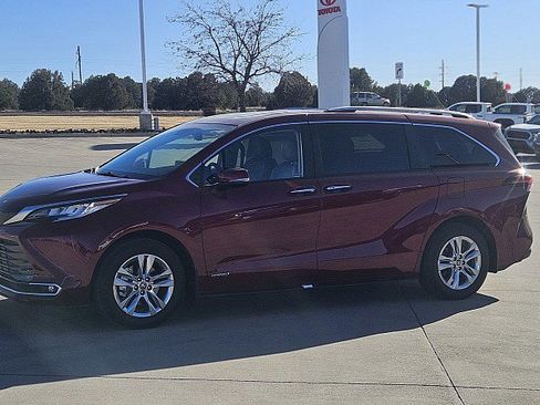 Used 2021 Toyota Sienna Limited image 23