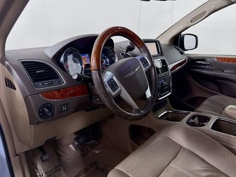 Used 2013 Chrysler Town & Country Limited w/ Luxury Group FWD image 9