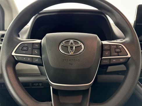 Used 2021 Toyota Sienna LE w/ LE Plus Package image 16