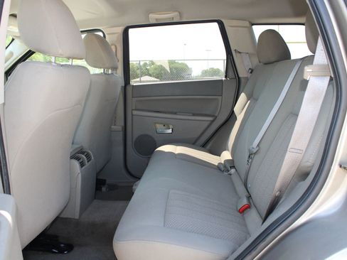 Used 2006 Jeep Grand Cherokee Laredo RWD image 9