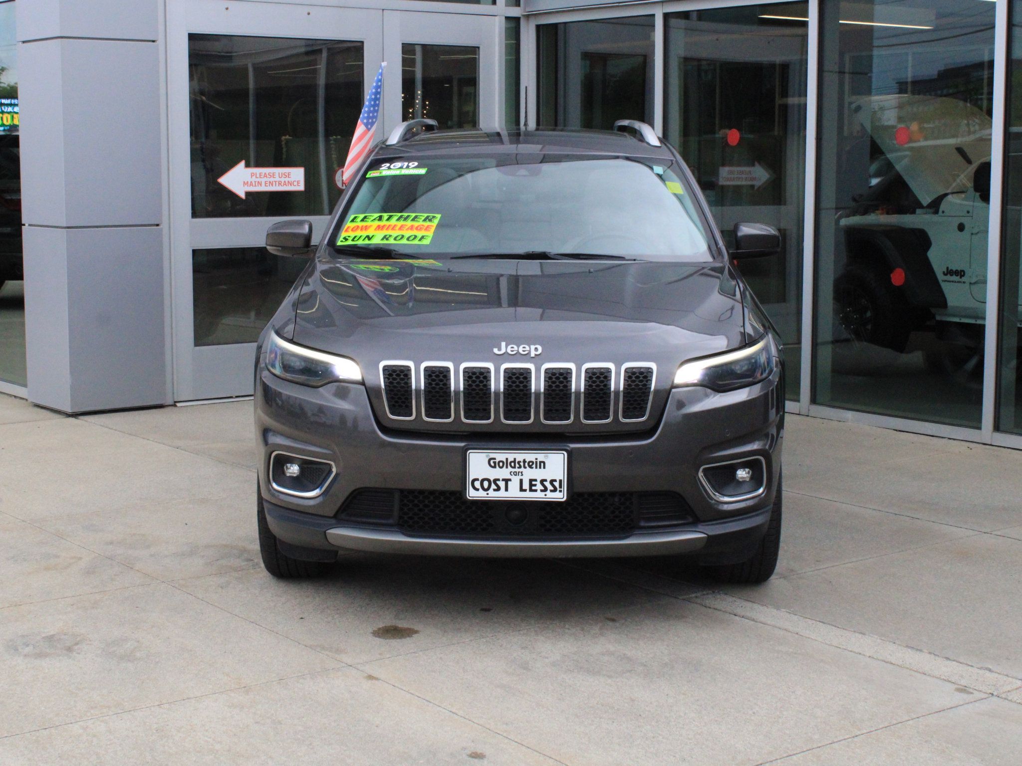Used 2019 Jeep Cherokee Limited w/ Technology Group AWD/4WD image 2
