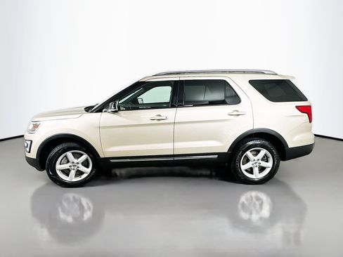 Used 2017 Ford Explorer XLT w/ Equipment Group 202A AWD/4WD image 4