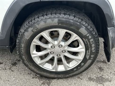 Used 2019 Jeep Cherokee Latitude w/ Popular Appearance Group image 5