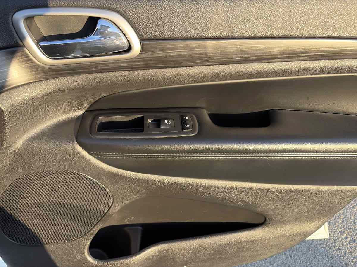Used 2019 Jeep Grand Cherokee Altitude RWD image 29