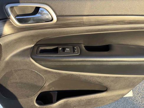 Used 2019 Jeep Grand Cherokee Altitude RWD image 29