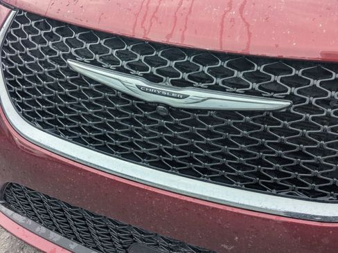 Used 2021 Chrysler Pacifica Touring w/ Uconnect Theater Family Group image 11