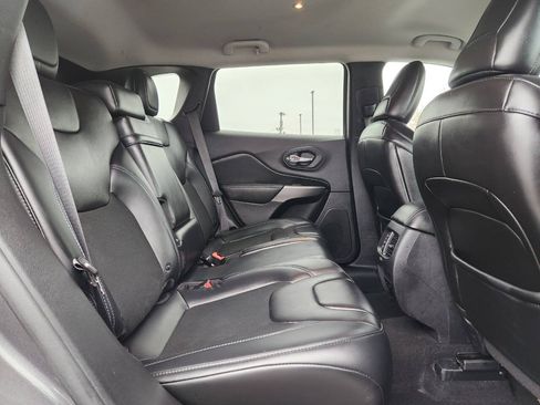 Used 2019 Jeep Cherokee Latitude Plus AWD/4WD image 14