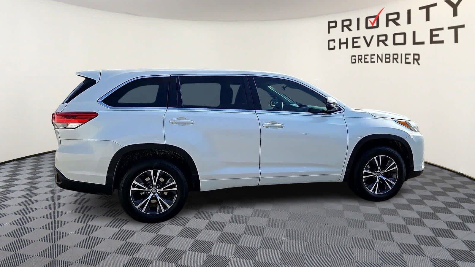 Used 2017 Toyota Highlander LE FWD image 9