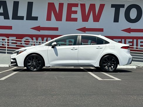 Used 2024 Toyota Corolla SE FWD image 2
