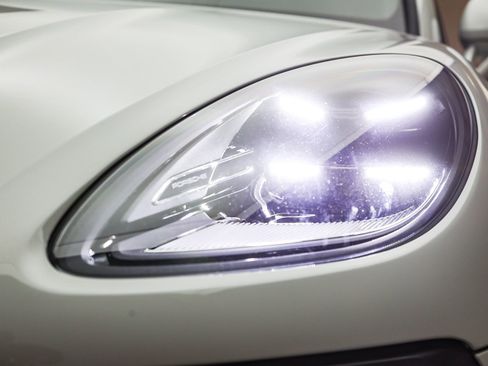 Certified 2025 Porsche Macan AWD/4WD image 11