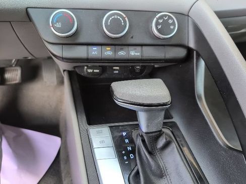 Used 2025 Hyundai Elantra SE FWD image 13