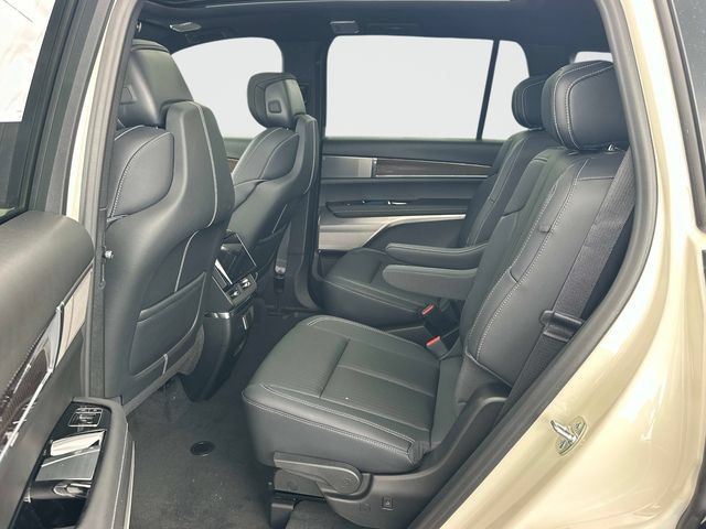 New 2027 Cadillac Vistiq Sport w/ LPO, Floor Liner Package AWD/4WD image 11