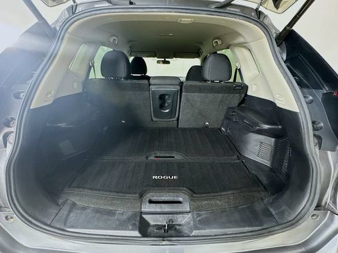 Used 2018 Nissan Rogue SV w/ Premium Package FWD image 31