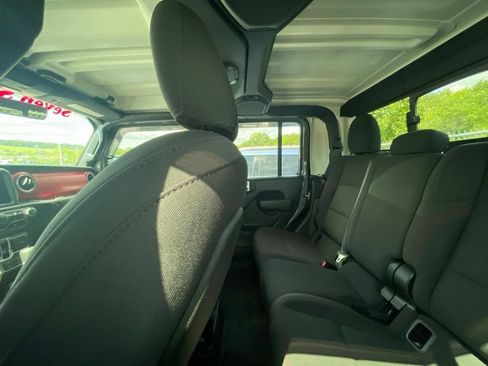 Used 2022 Jeep Gladiator Rubicon w/ Cold Weather Group AWD/4WD image 19