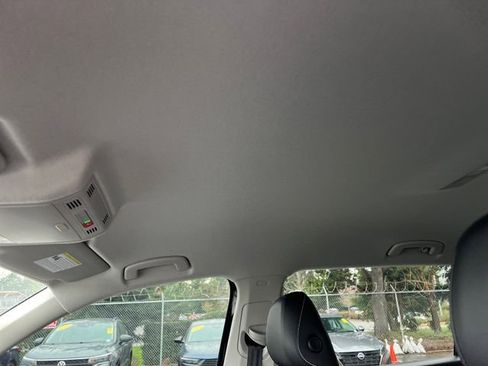 Used 2022 Volkswagen Tiguan SE image 30