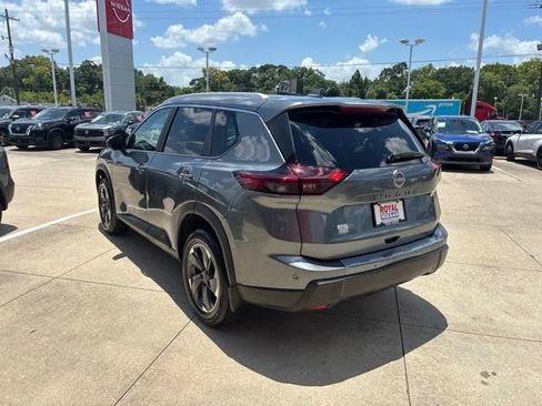 Used 2025 Nissan Rogue SV w/ SV Premium Package FWD image 5