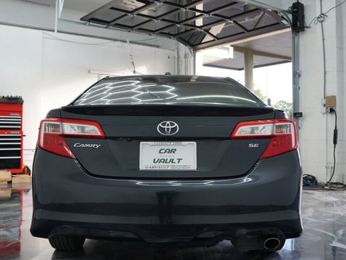Used 2013 Toyota Camry SE w/ Leather Pkg FWD image 8