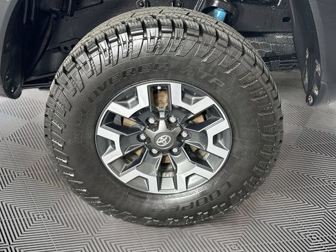 Used 2017 Toyota Tacoma TRD Off-Road w/ Premium & Technology Package AWD/4WD image 29