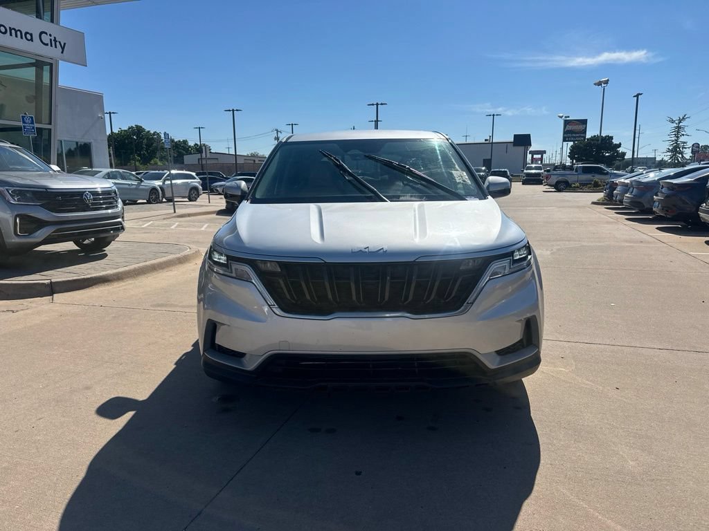 Used 2023 Kia Carnival LX FWD image 2