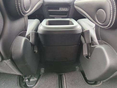 Used 2025 Chrysler Pacifica Select image 20