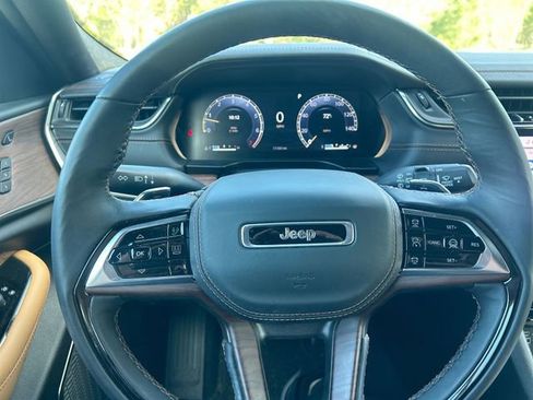 Used 2025 Jeep Grand Cherokee L Summit w/ Luxury Tech Group V image 18