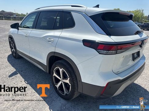 Used 2025 Volkswagen Tiguan SE w/ Panoramic Sunroof Package image 3