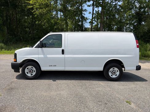 Used 2017 GMC Savana 2500 RWD image 2