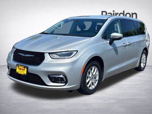 Used 2023 Chrysler Pacifica Touring-L FWD image 3