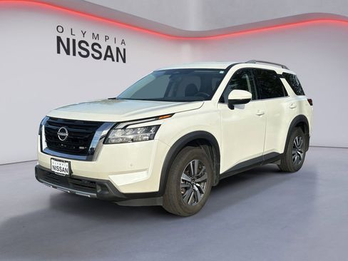 Certified 2024 Nissan Pathfinder SL image 1