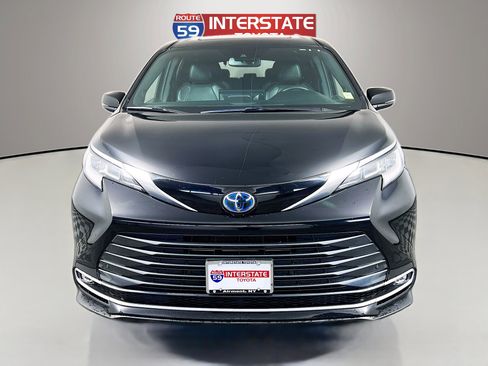 Used 2025 Toyota Sienna Limited AWD/4WD image 2