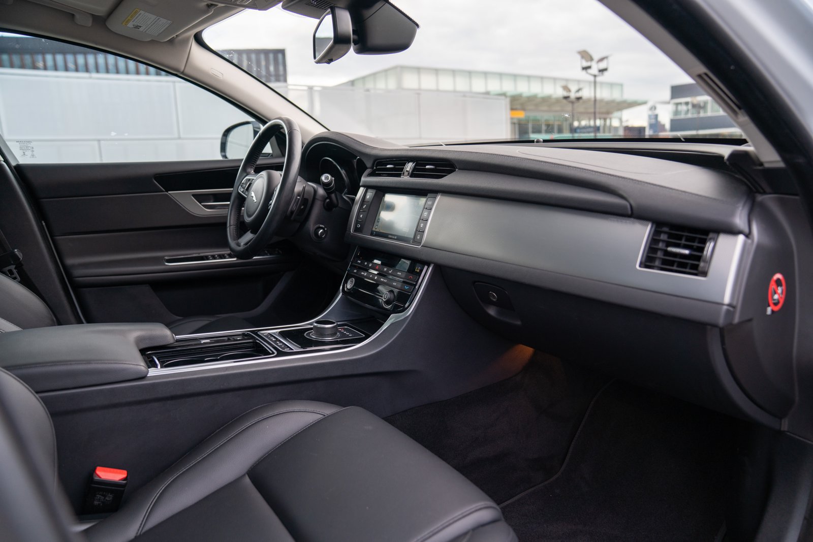 Used 2018 Jaguar XF Premium AWD/4WD image 25