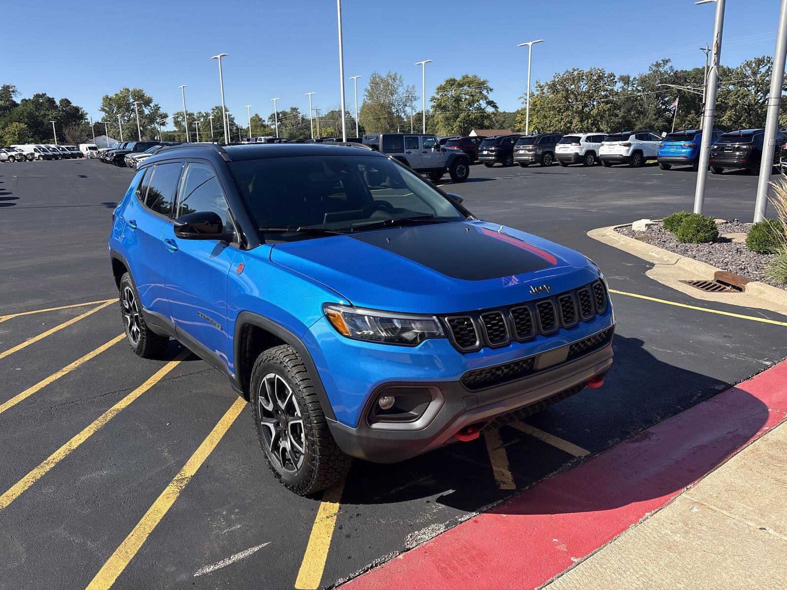 Used 2025 Jeep Compass Trailhawk w/ Sun & Sound Group AWD/4WD image 3
