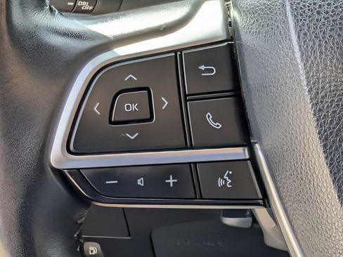 Used 2023 Toyota Highlander XLE AWD/4WD image 21