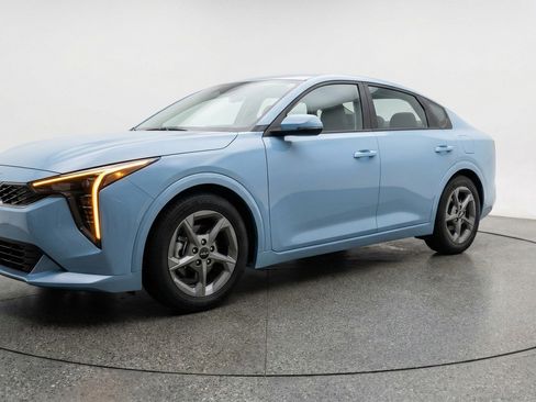 Used 2025 Kia K4 LXS image 3