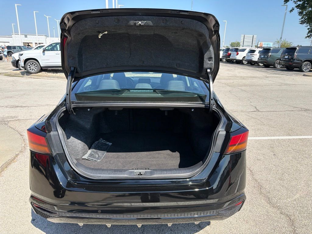 Used 2025 Nissan Altima 2.5 SV FWD image 11