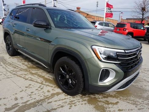 Used 2025 Volkswagen Atlas Peak Edition SE image 2