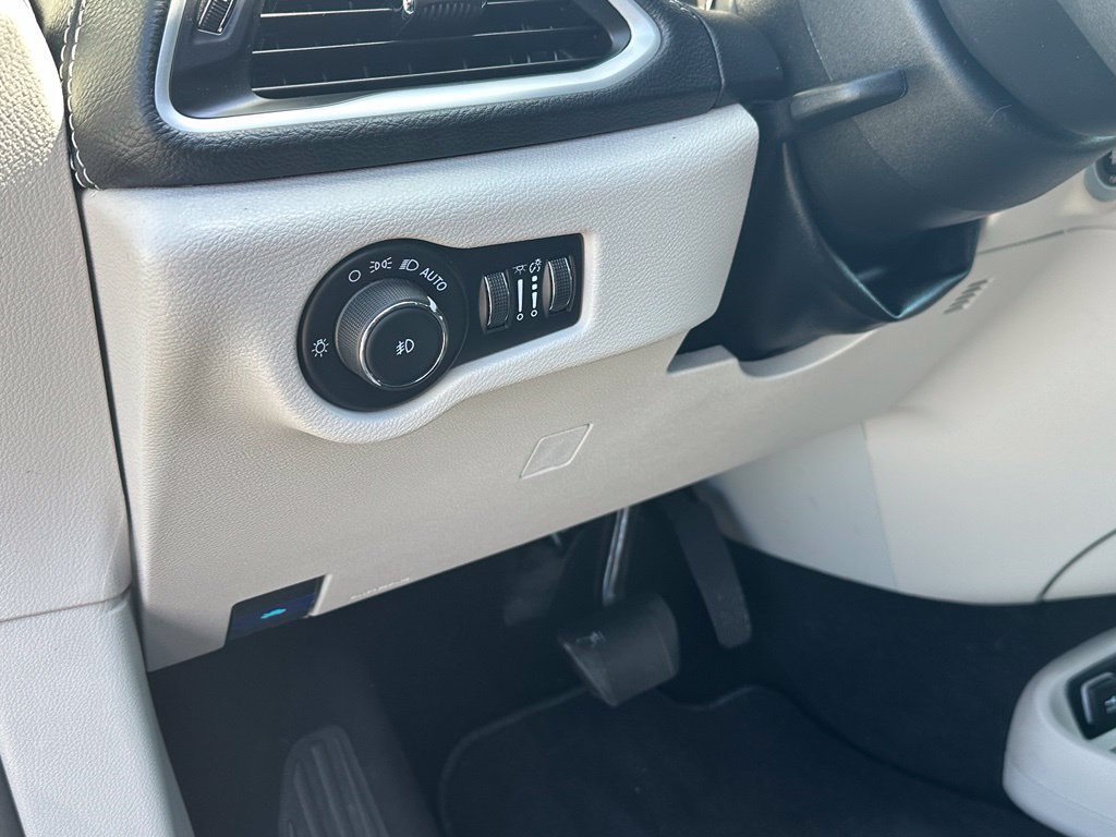 Used 2024 Chrysler Pacifica Limited FWD image 27