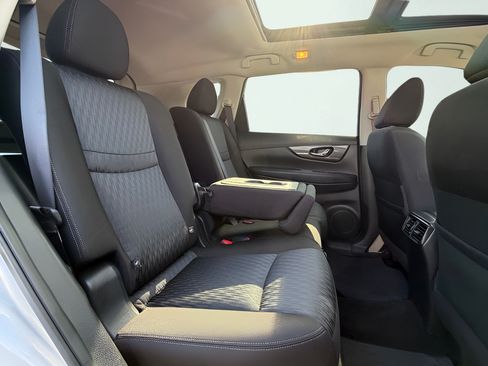 Used 2018 Nissan Rogue SV w/ Sun & Sound Touring Package FWD image 11
