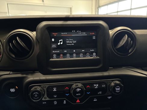 Used 2023 Jeep Gladiator Sport image 23