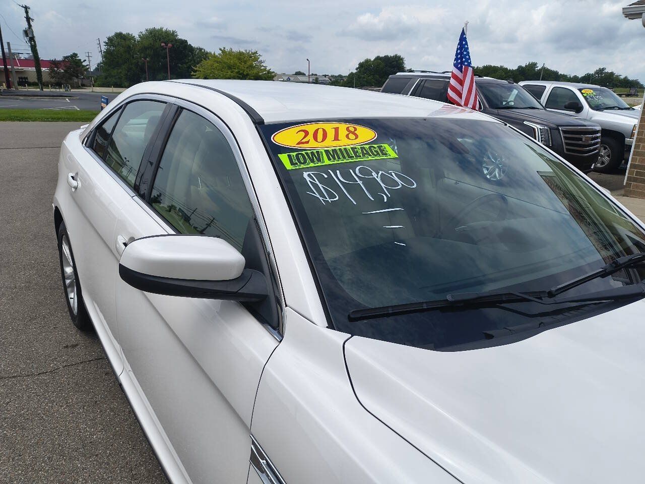 Used 2018 Ford Taurus SEL w/ Equipment Group 201A FWD image 4