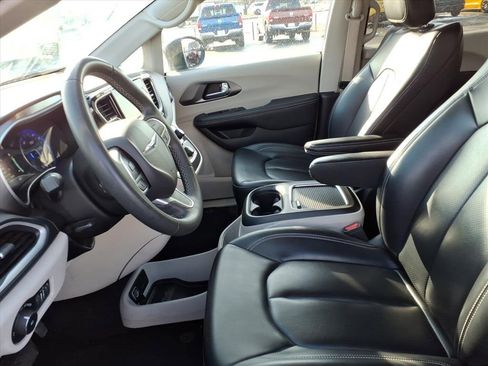 Certified 2023 Chrysler Pacifica Touring-L image 10