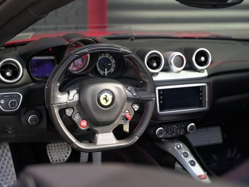 Used 2016 Ferrari California T image 4