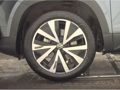 Used 2024 Volkswagen Taos SE image 13