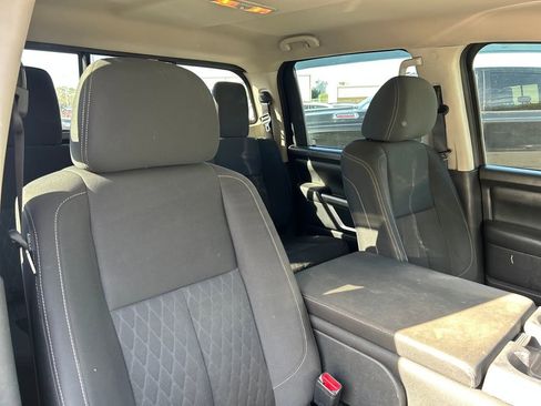 Used 2017 Nissan Titan SV image 14