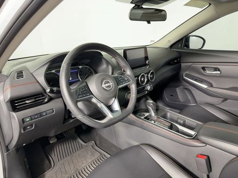 Used 2025 Nissan Sentra SR w/ SR Premium Package image 3