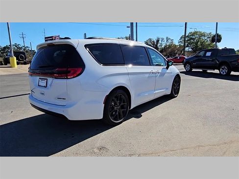 Used 2024 Chrysler Pacifica Limited w/ Uconnect Theater Family Group image 34