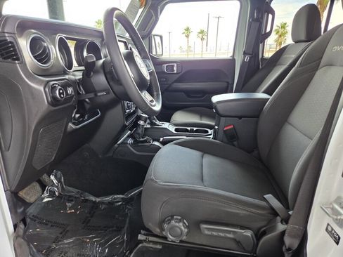 Used 2023 Jeep Gladiator Overland AWD/4WD image 13
