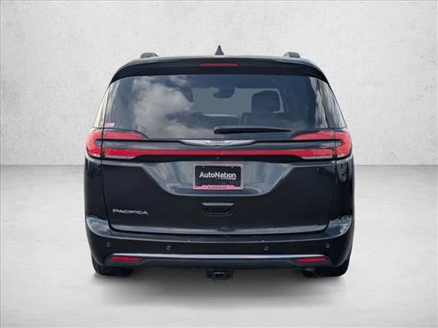Used 2022 Chrysler Pacifica Touring-L image 7